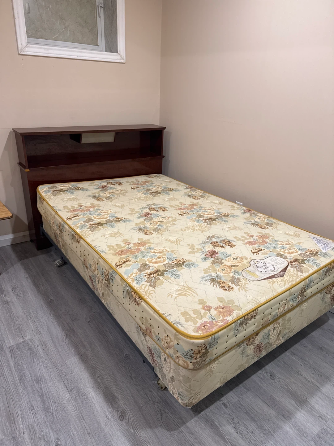 Floral Patterned Twin Bed with Headboard - photo 2