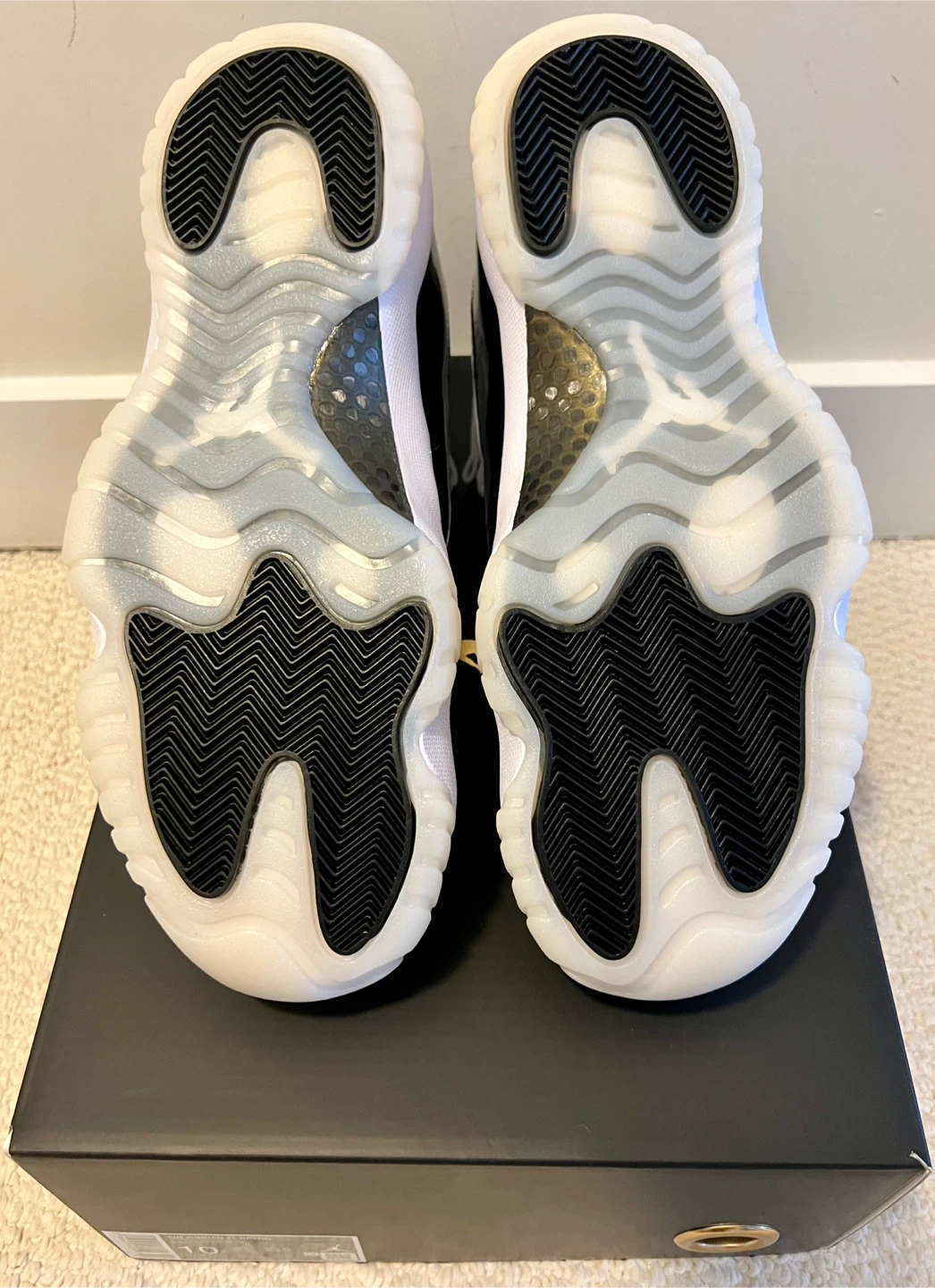 Air Jordan 11 Retro White/Black Size 10 - photo 4