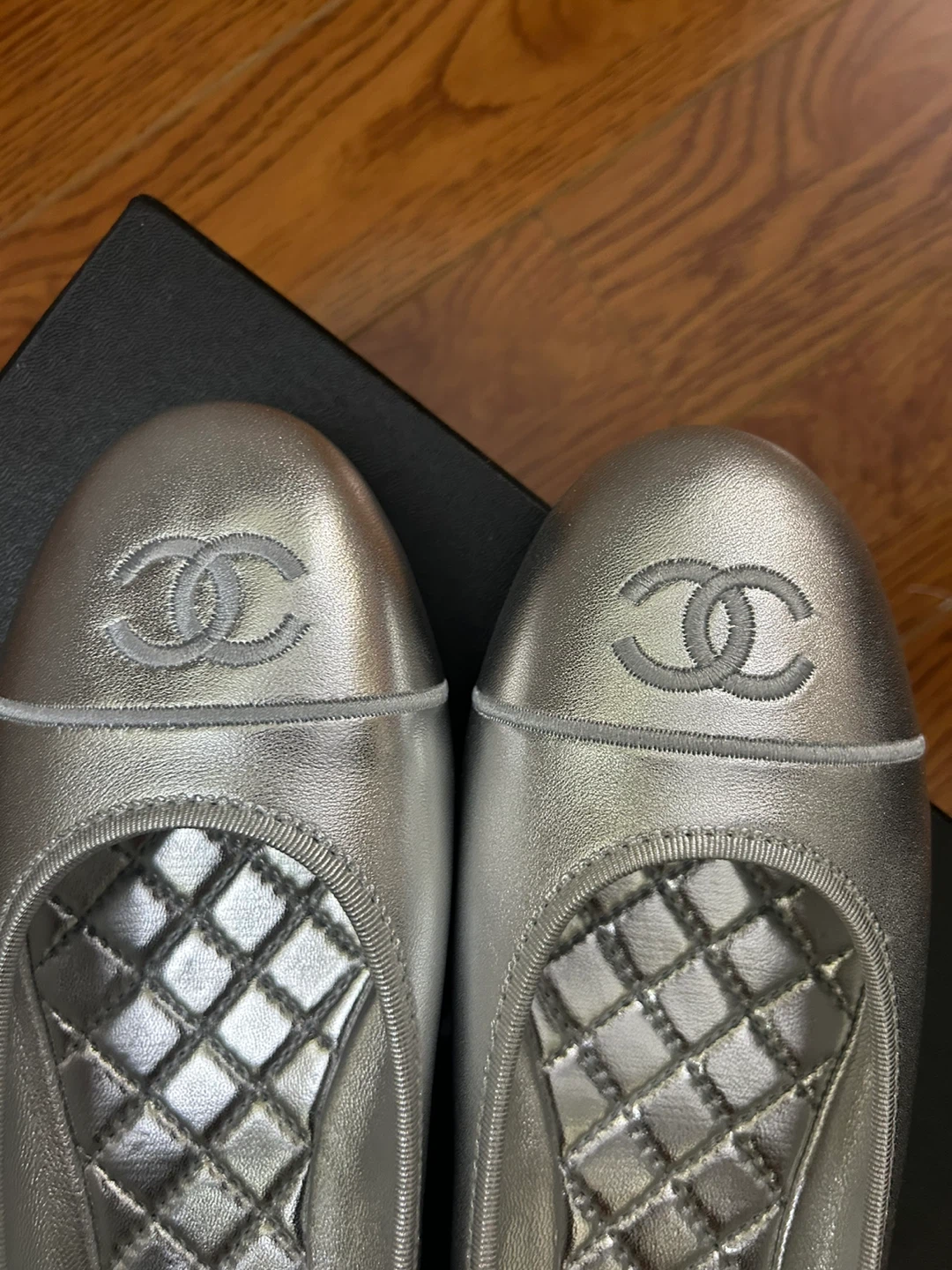 Chanel Silver Ballet Flats Size 40 - photo 2