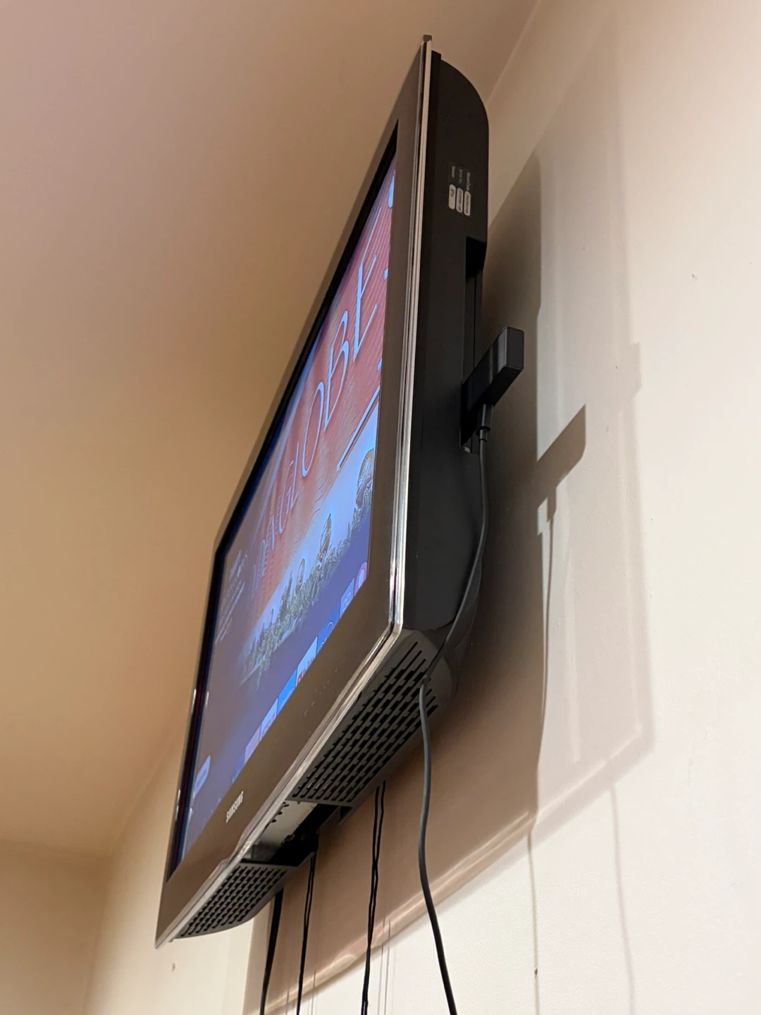 32 inch Samsung TV - photo 2