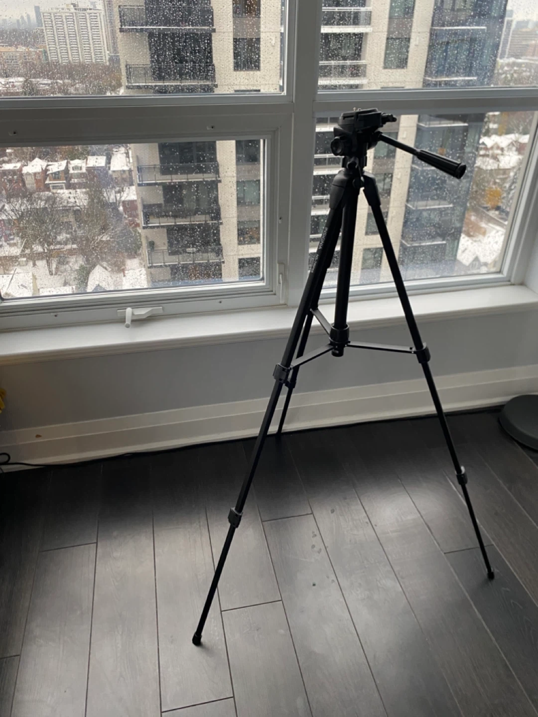 Insignia NS-TRP58 Tripod