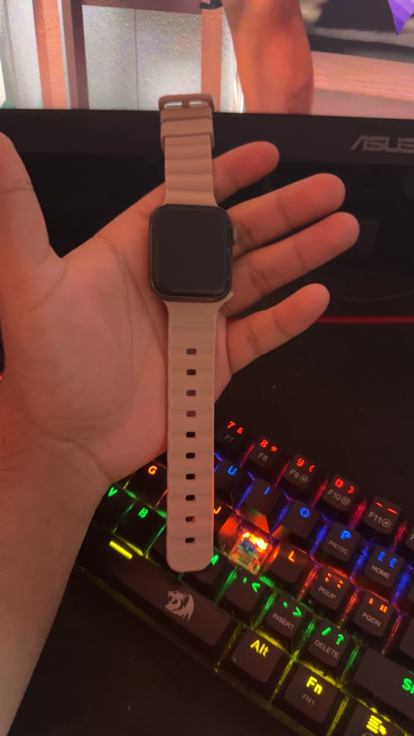 Apple Watch Series 4 with Beige Band - photo 2
