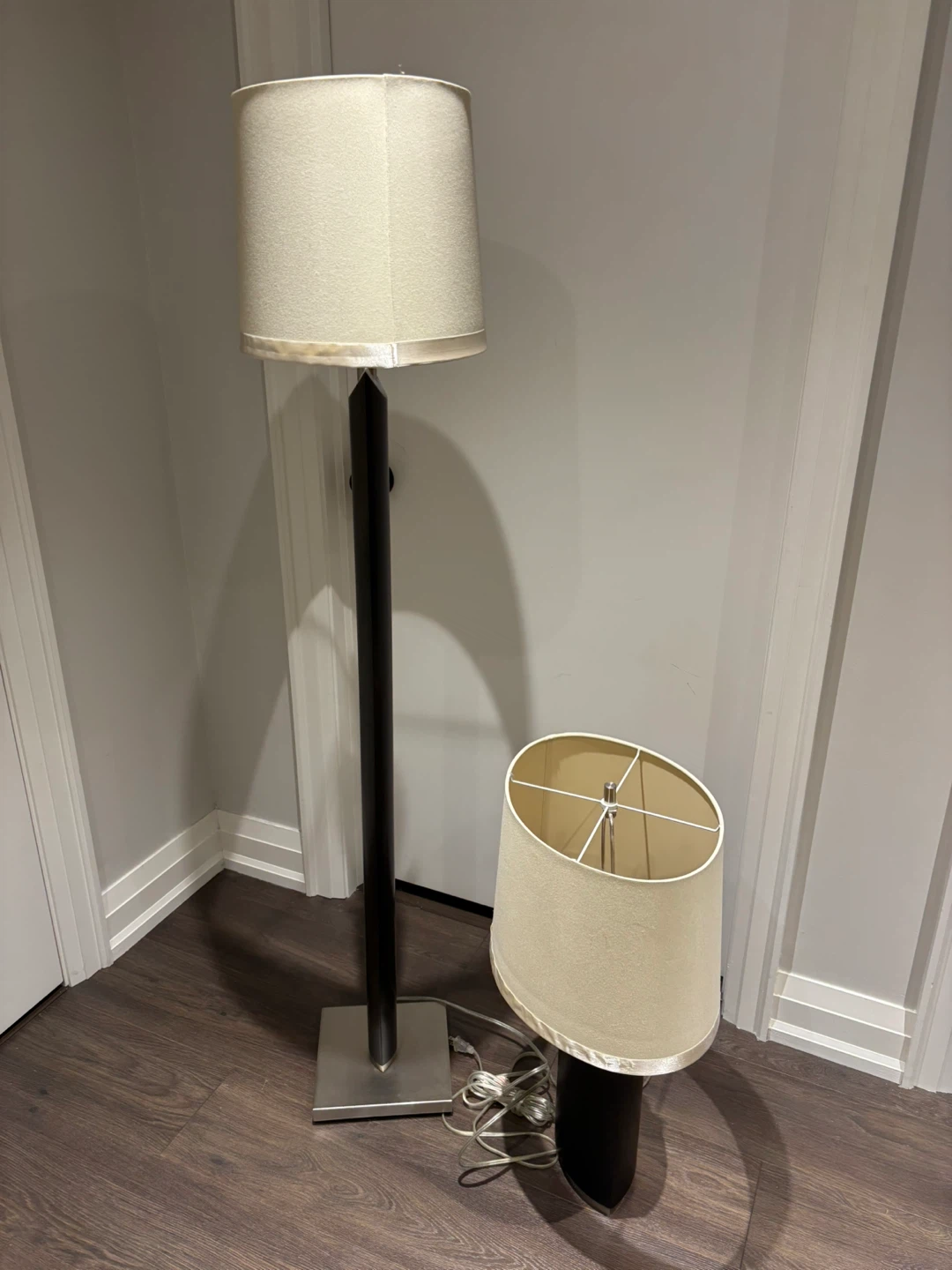 Matching table and floor lamps solid wood paid $400 - photo 2