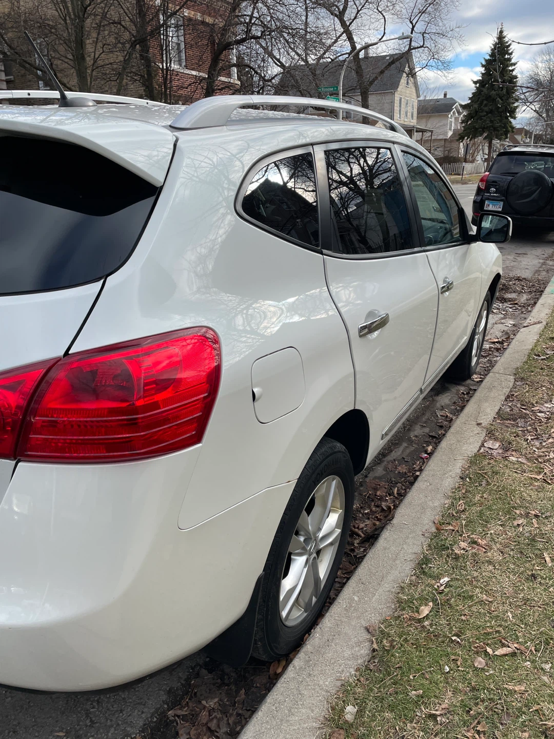 Nissan Rogue SV AWD White SUV