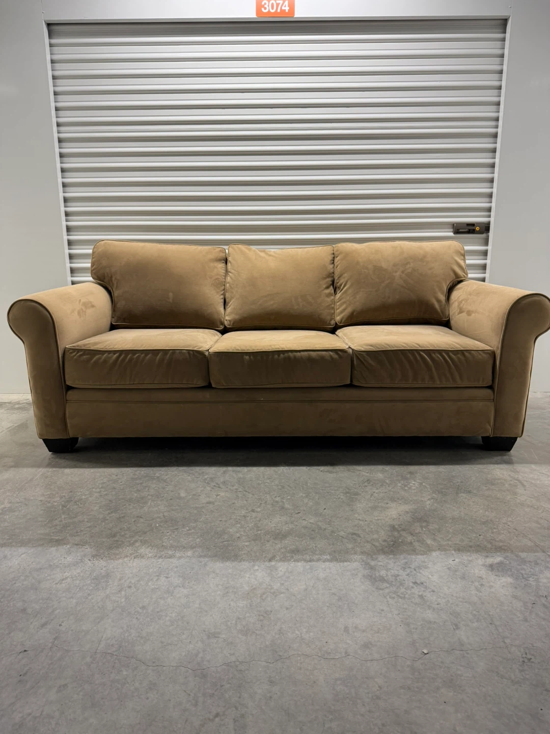 🚨Free Delivery NJ / NY Velvet Beige Sofa Clean and Odor Free - photo 2