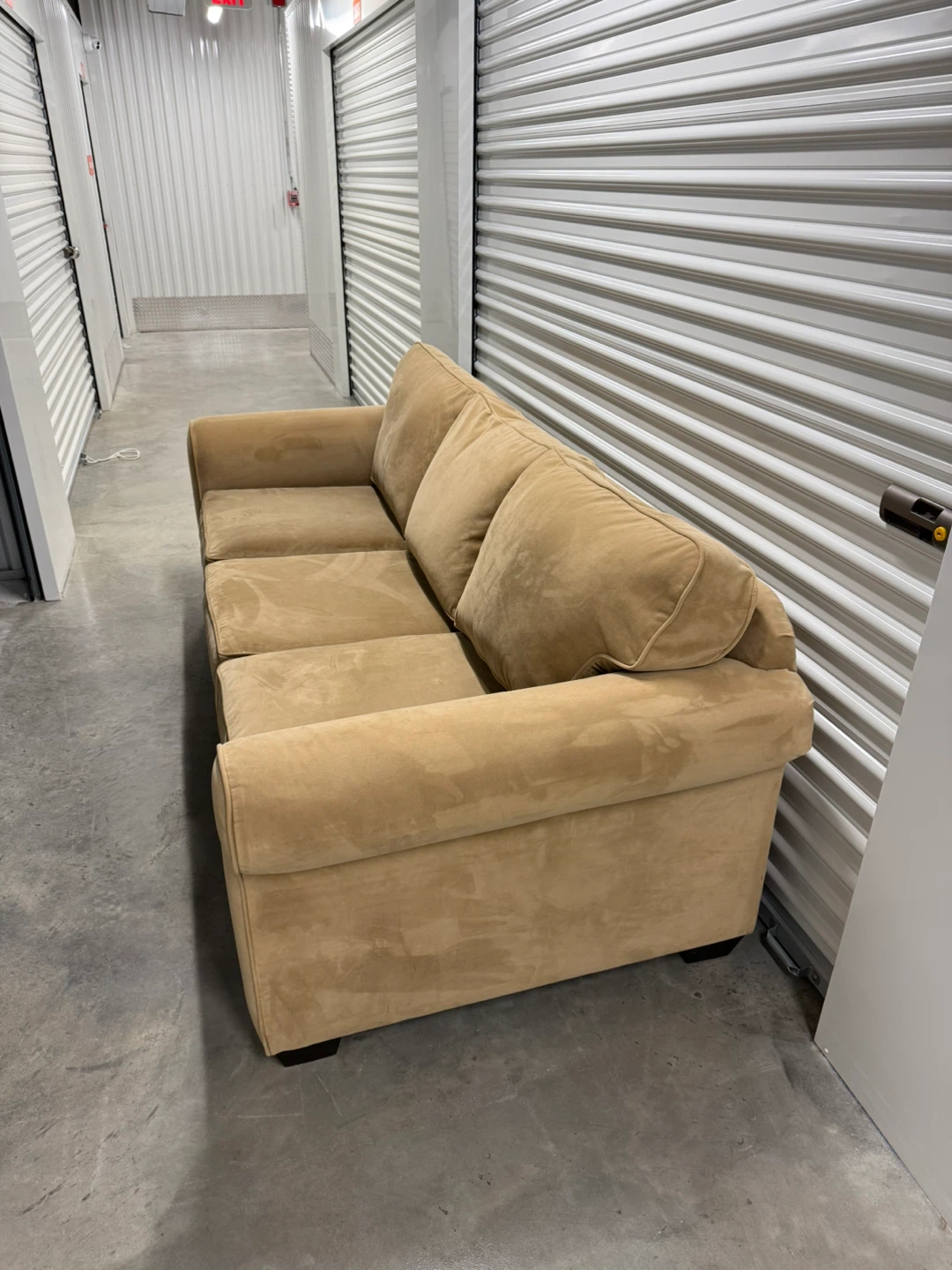 🚨Free Delivery NJ / NY Velvet Beige Sofa Clean and Odor Free - photo 3