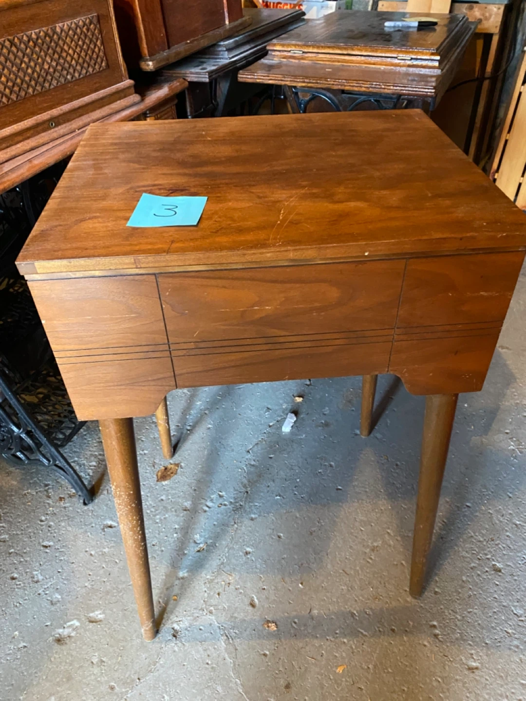 Vintage Singer Sewing Machine with Cabinet - photo 3