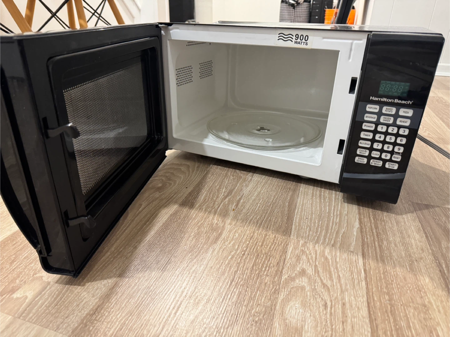 Hamilton Beach 900W Microwave - photo 2