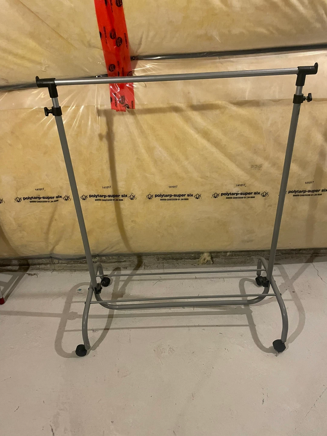 🆓 PLS READ: broken Rolling Clothes Rack