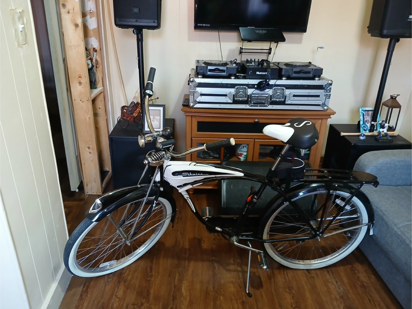 Schwinn Classic Cruiser Bike - Black & White