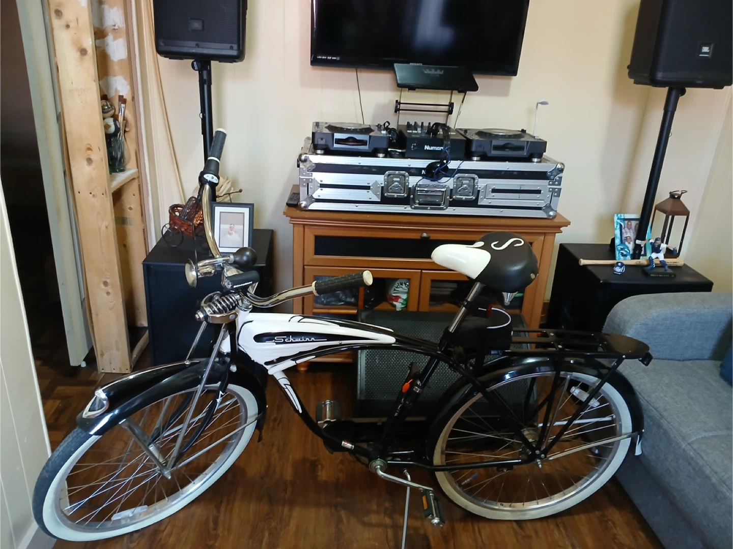 Schwinn Classic Cruiser Bike - Black & White - photo 3