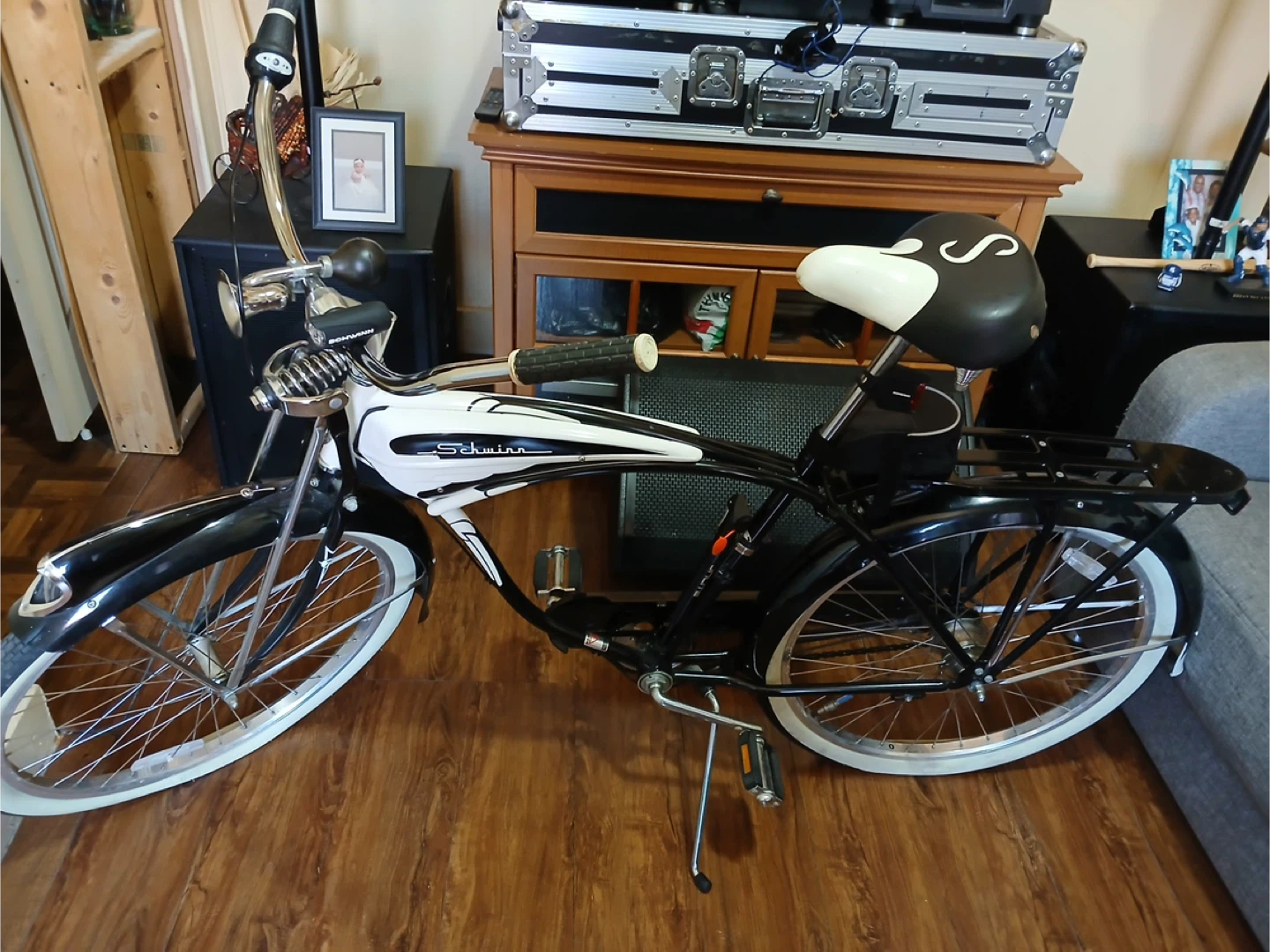 Schwinn Classic Cruiser Bike - Black & White - photo 2