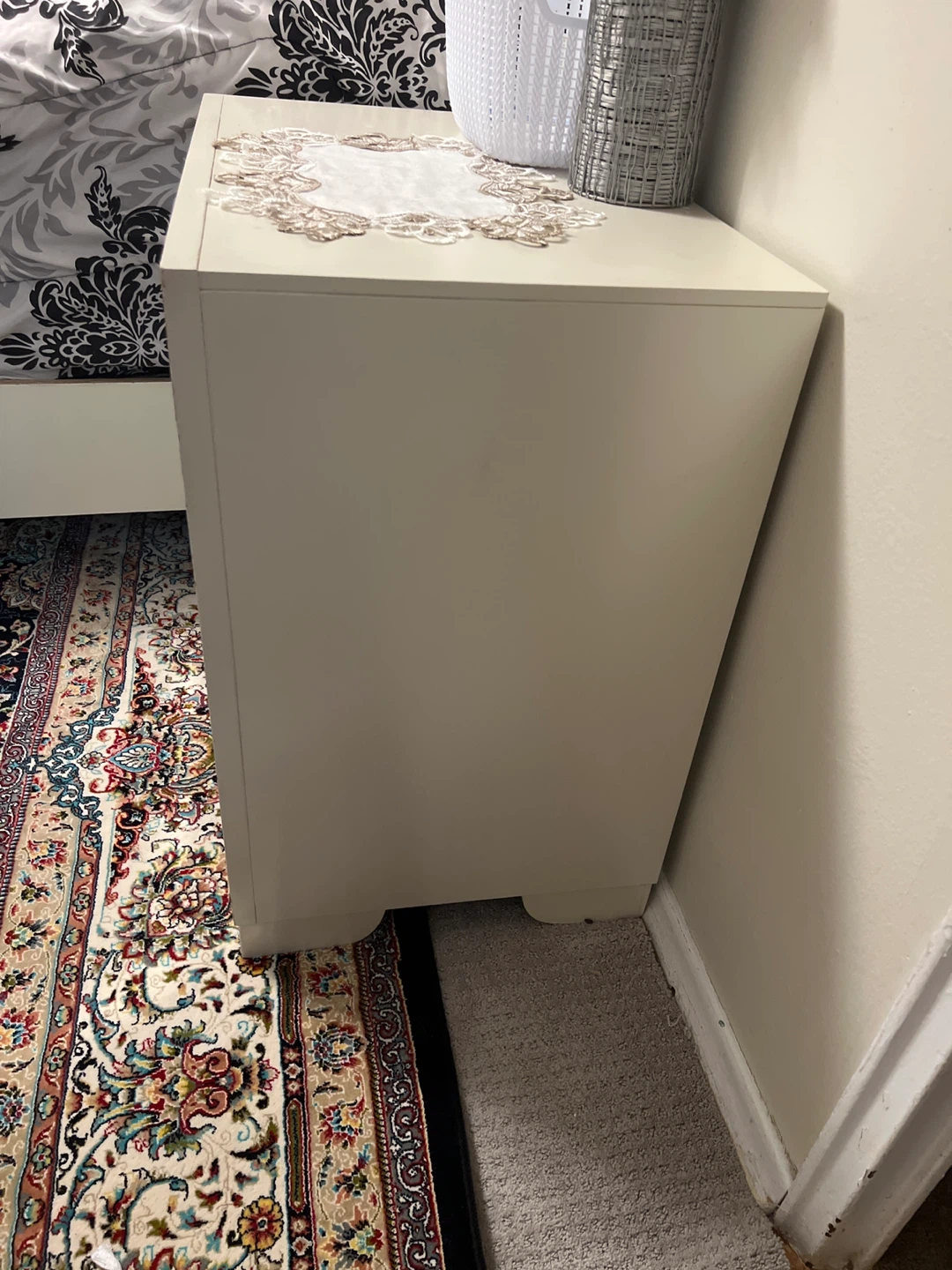 Closet with 2 side tables - photo 4
