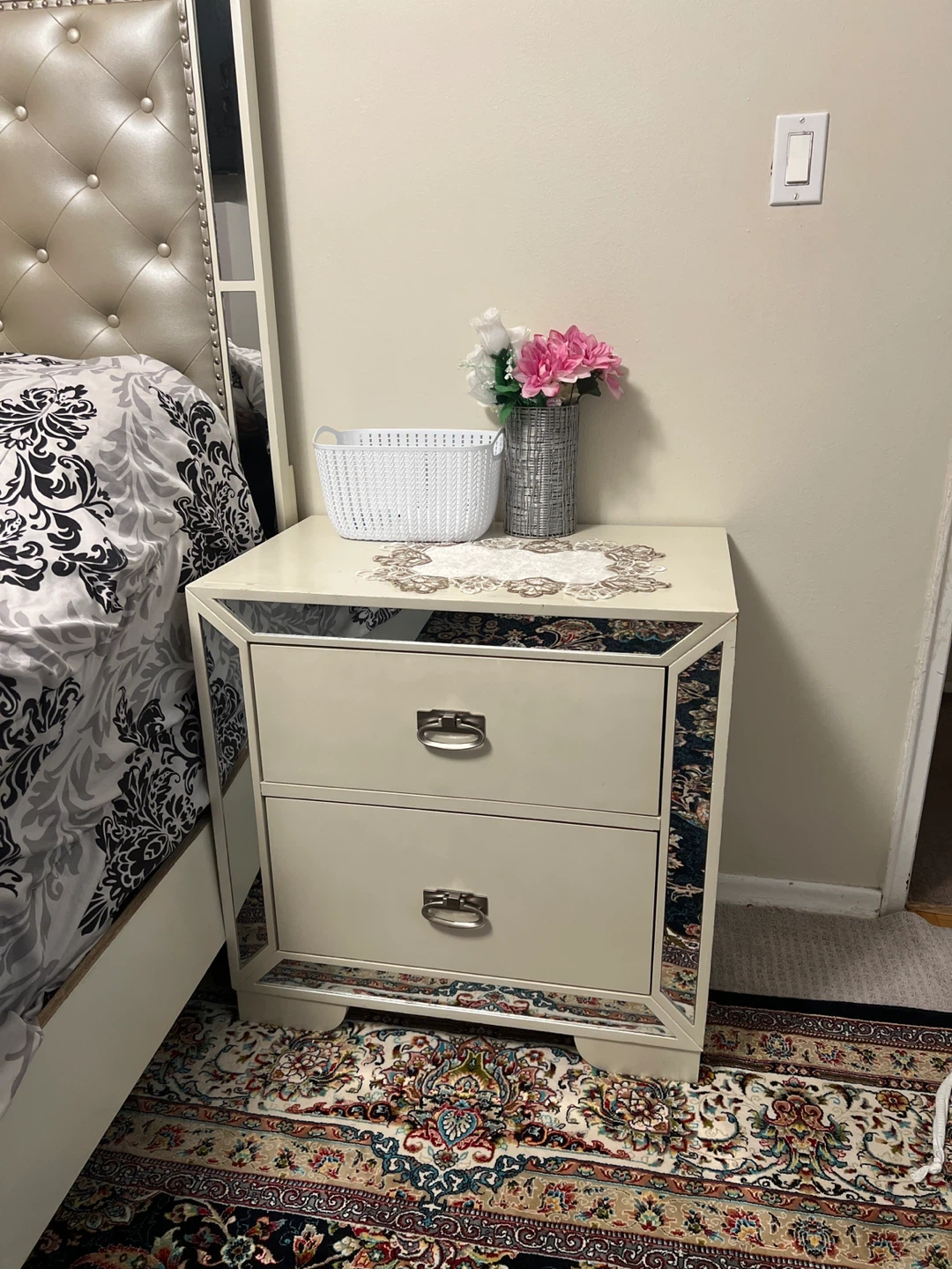 Closet with 2 side tables - photo 3