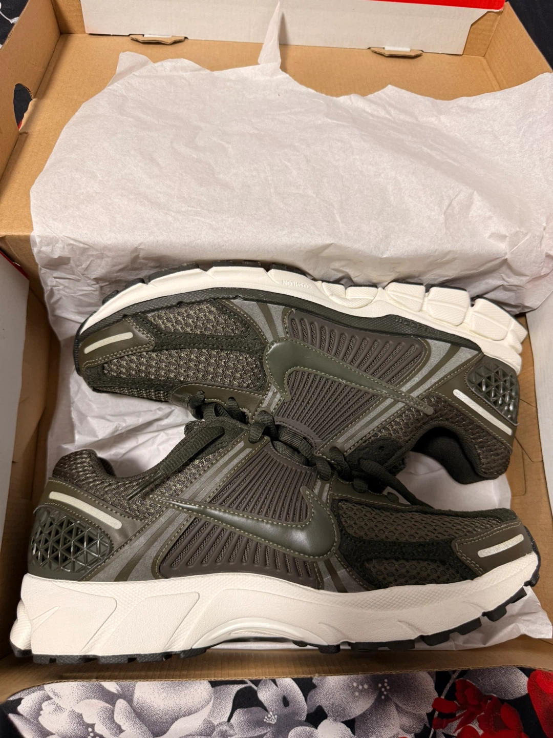 Nike Zoom Vomero 5 Size 9.5 mens