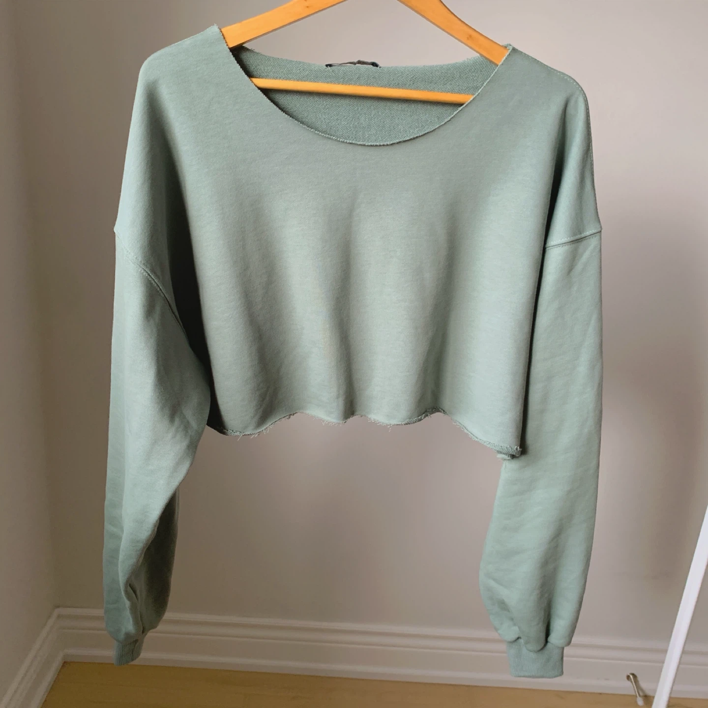 Mint Green Off Shoulder Cropped Sweatshirt S–M - photo 3