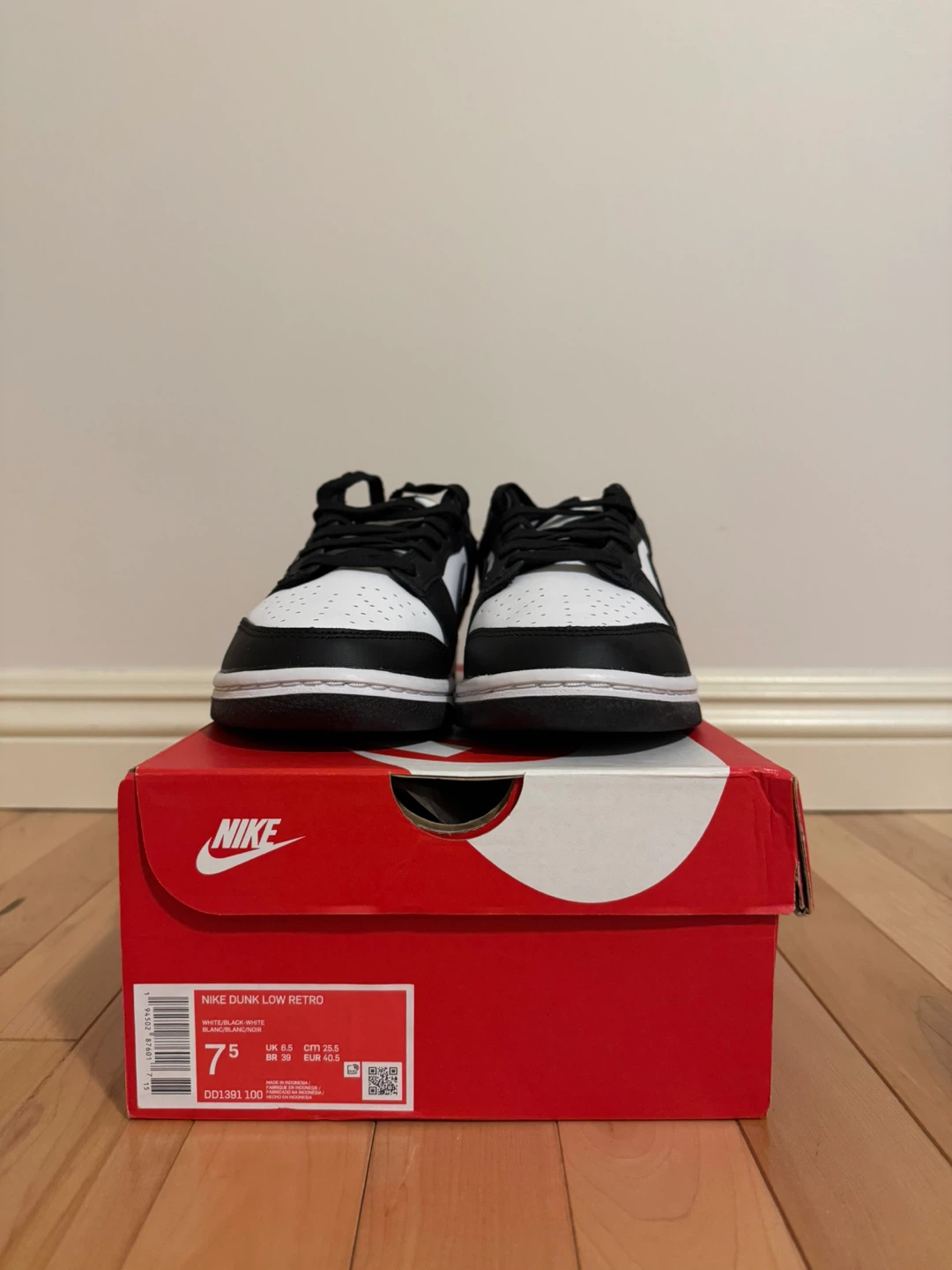 Nike Dunk Lows - Pandas - NEVER WORN - photo 2