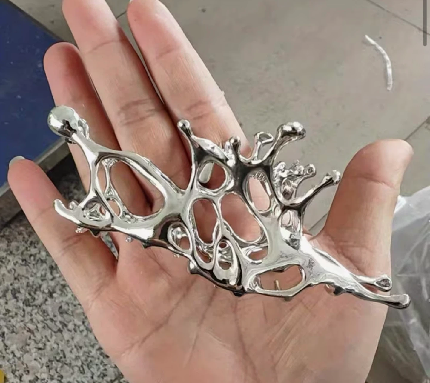 🧡 Silver Abstract Hair Claw Clip - photo 3