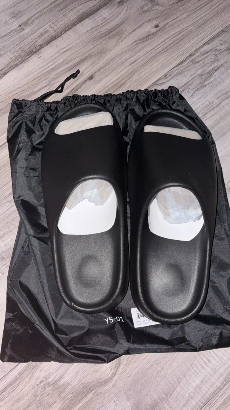 Yeezy Slide Onyx - Size 10