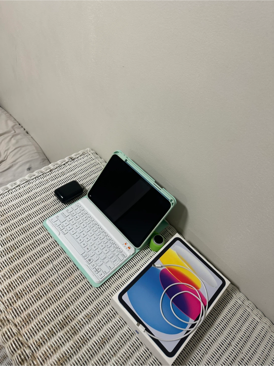 Brand new iPad A16 with everything on desk for sale - photo 2