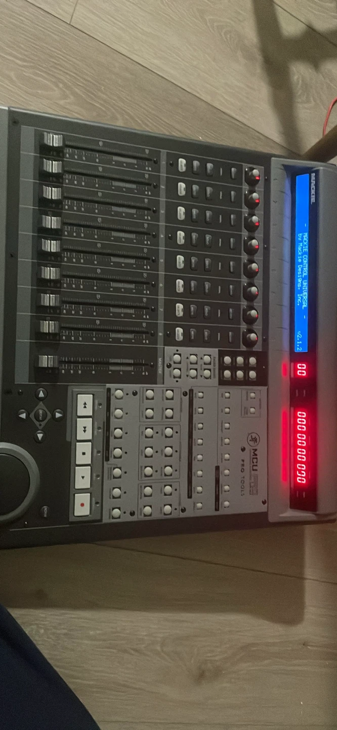 Motorized CONTROLLER Mackie MCU Pro DAW Controller - photo 2