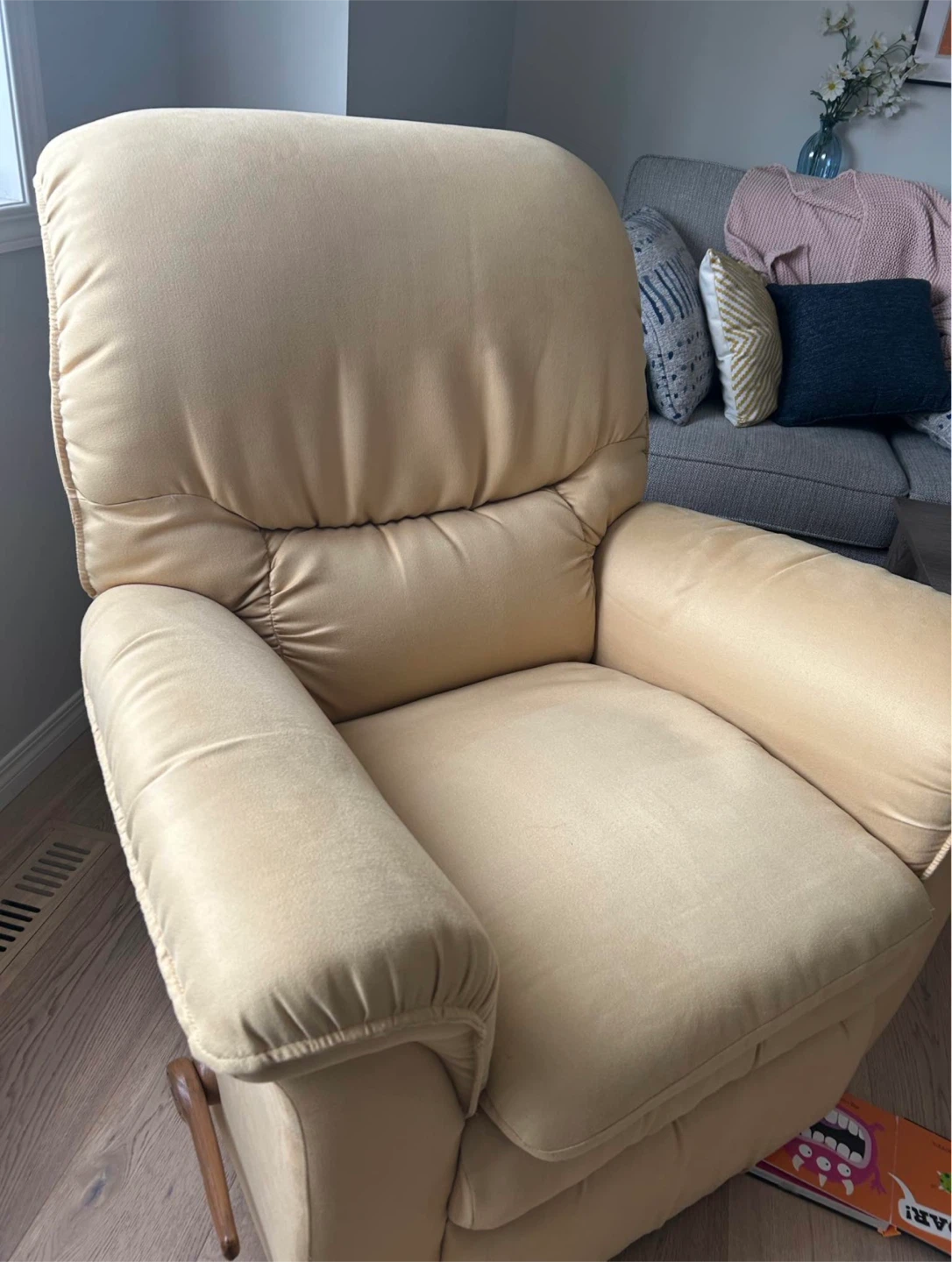 La-Z-Boy  rocking Recliner - Comfy & Relaxing