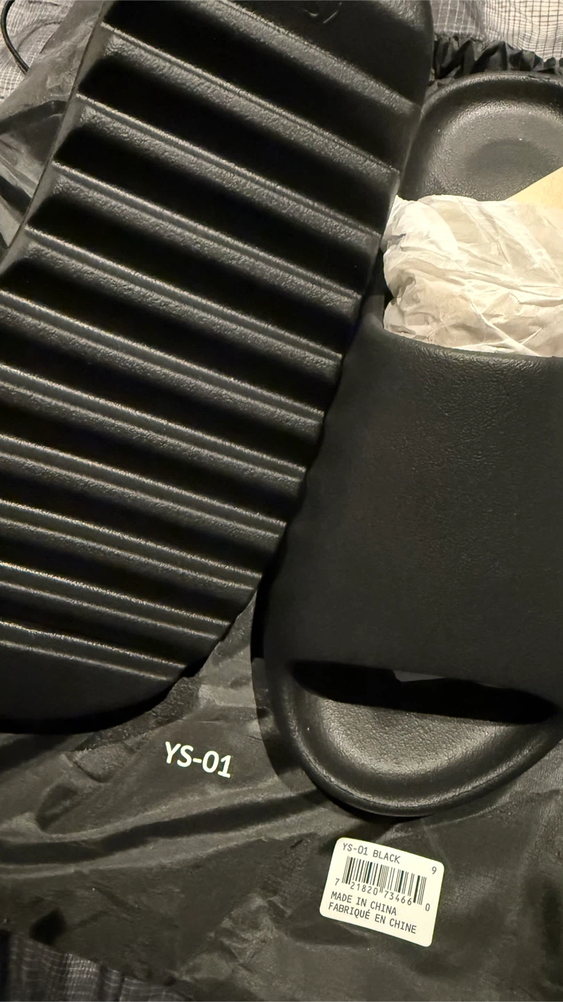 YEEZY Slides Size 9 “onyx”