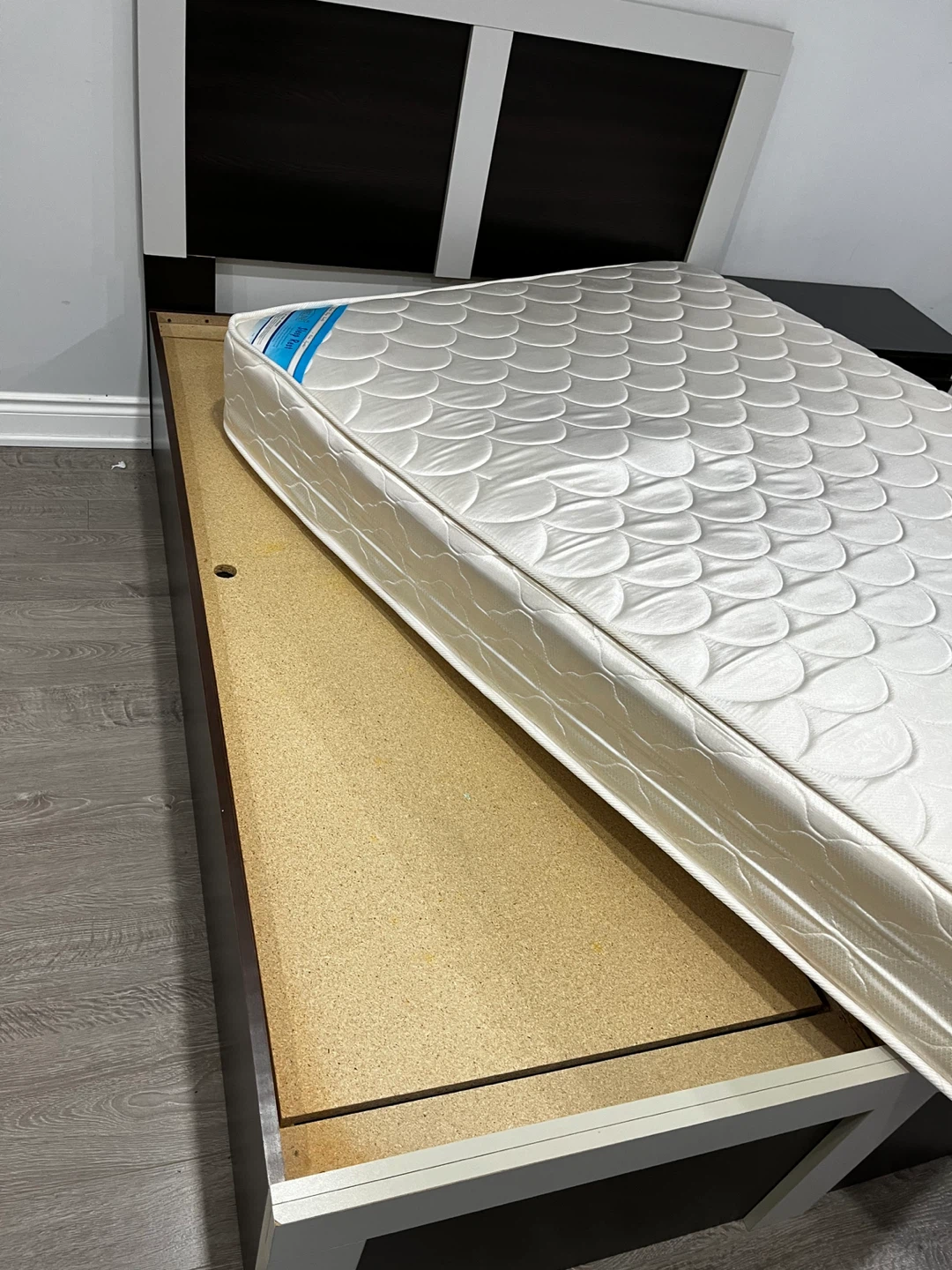 Bedroom furniture - four items - photo 3