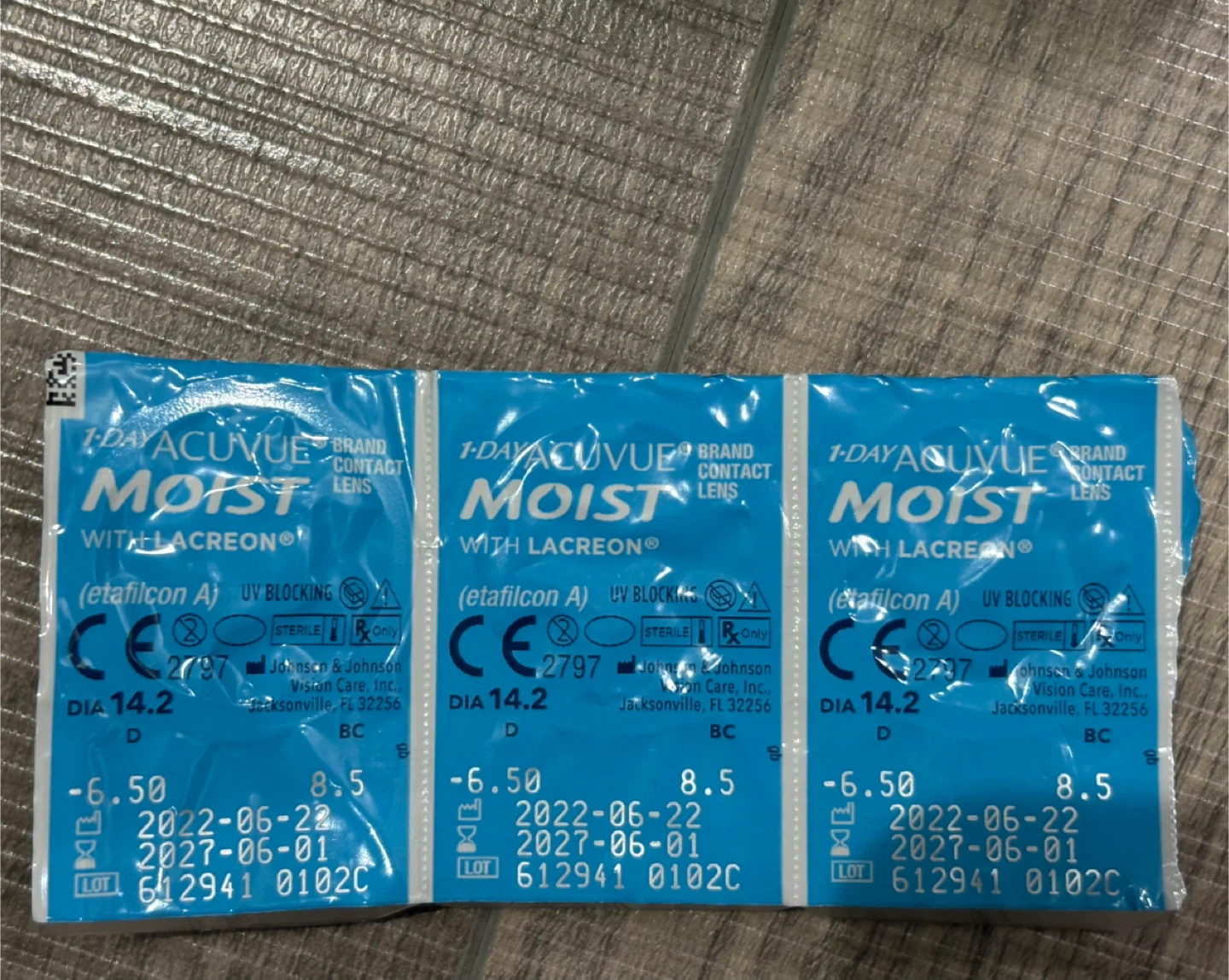 Acuvue Moist Contact Lenses - photo 2