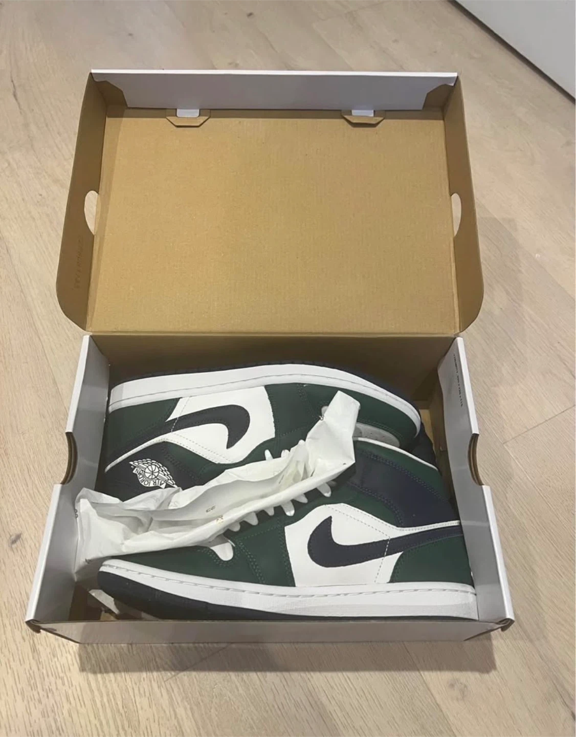 Air Jordan 1 Mid SE Noble Green Men size 9.5