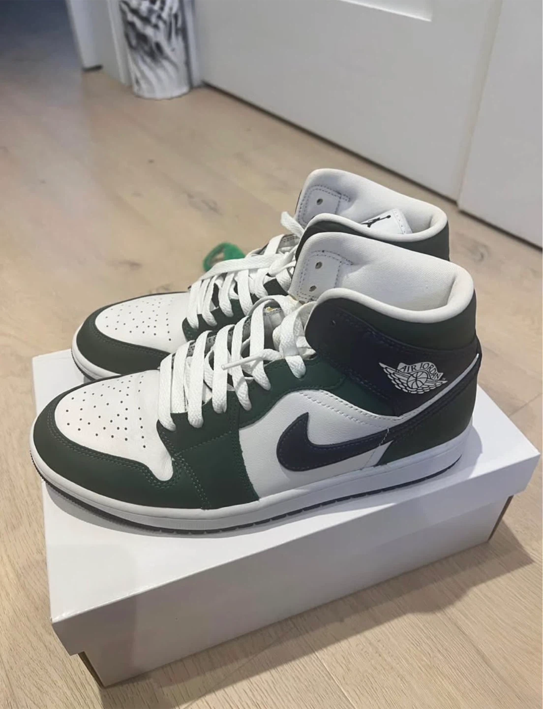 Air Jordan 1 Mid SE Noble Green Men size 9.5 - photo 2