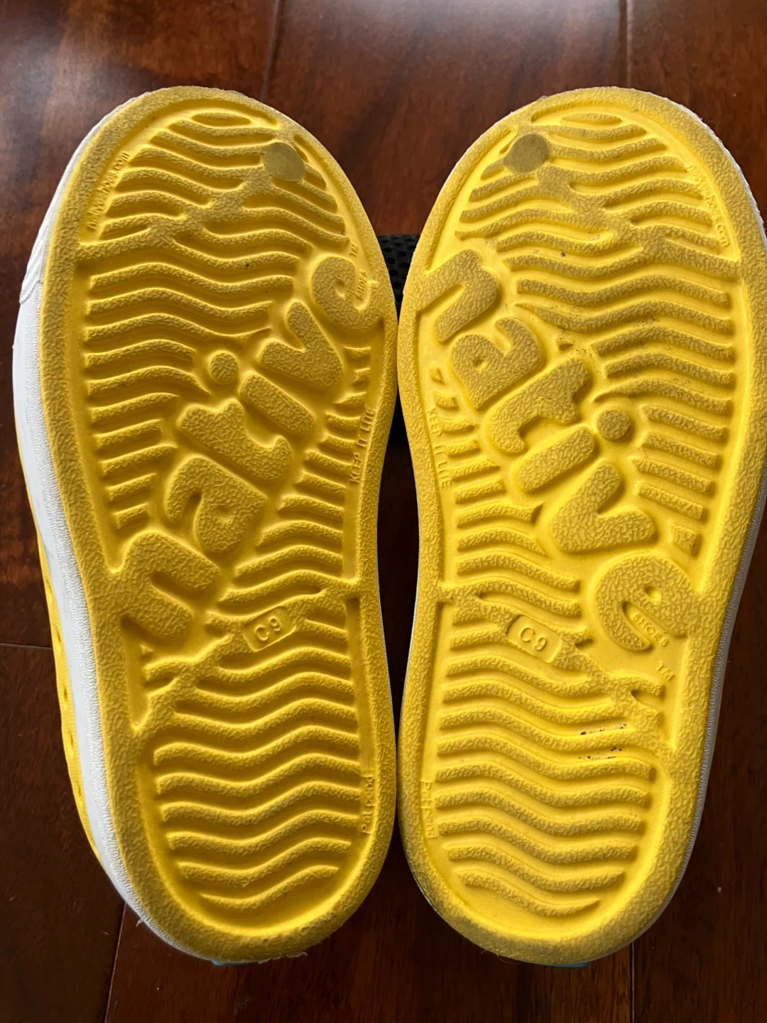 Native Yellow Shoes Size C9 - photo 4