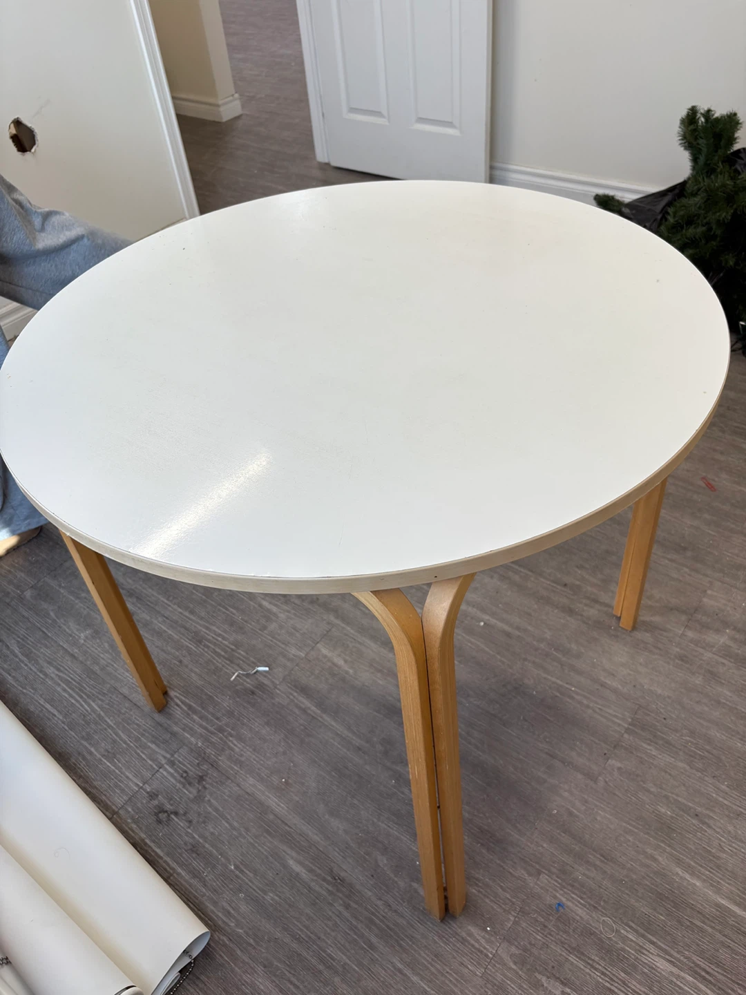 Round White Table - photo 2