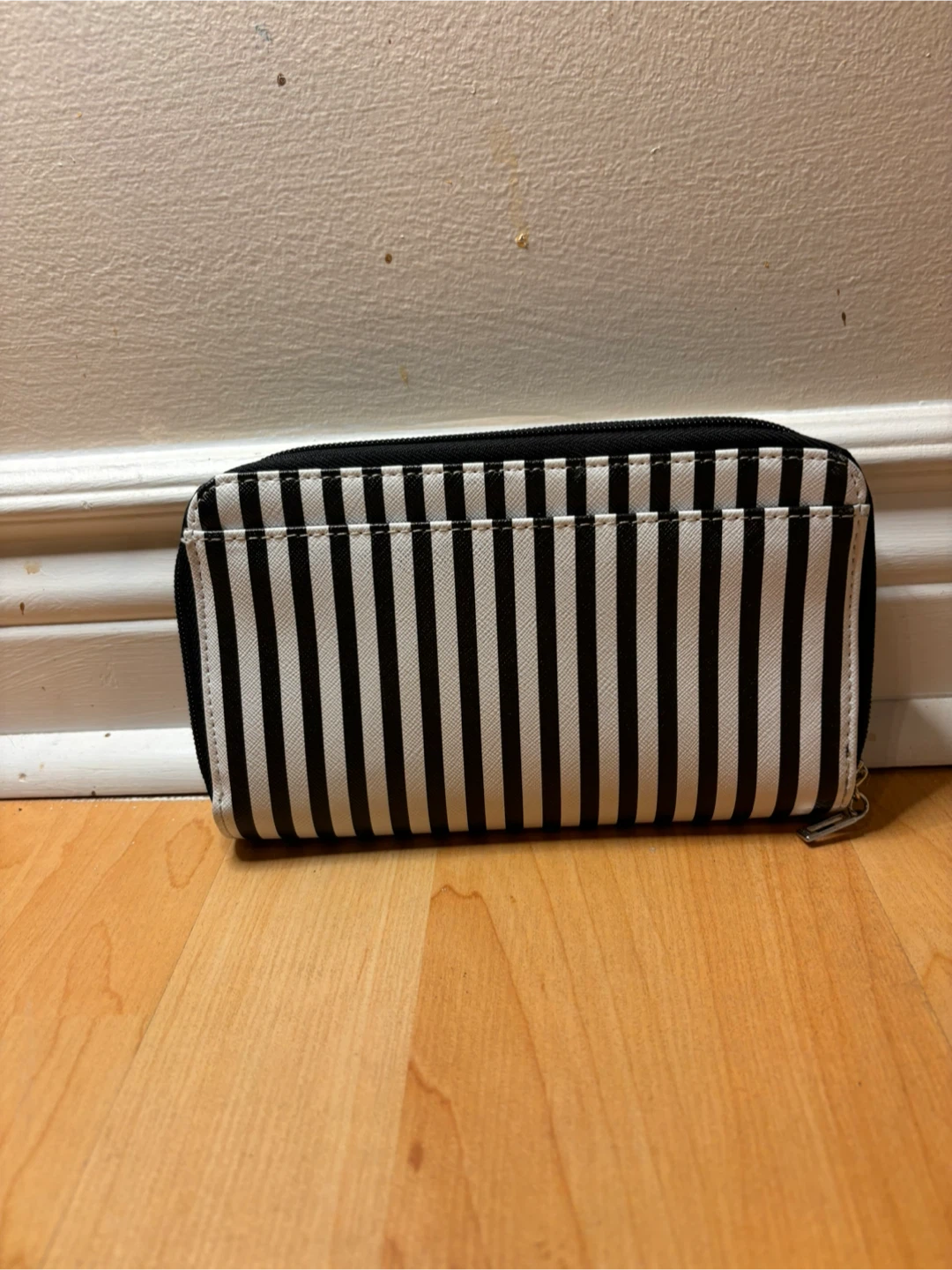 GUESS Black & White Striped Double-Zip Wallet - photo 2