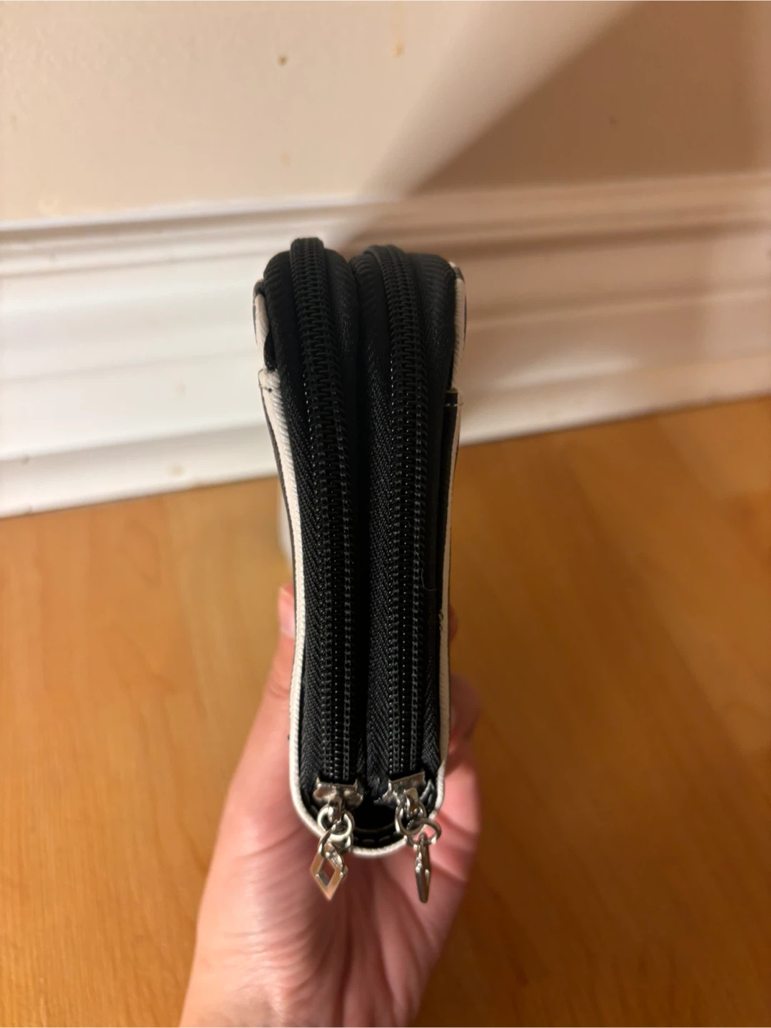 GUESS Black & White Striped Double-Zip Wallet - photo 4