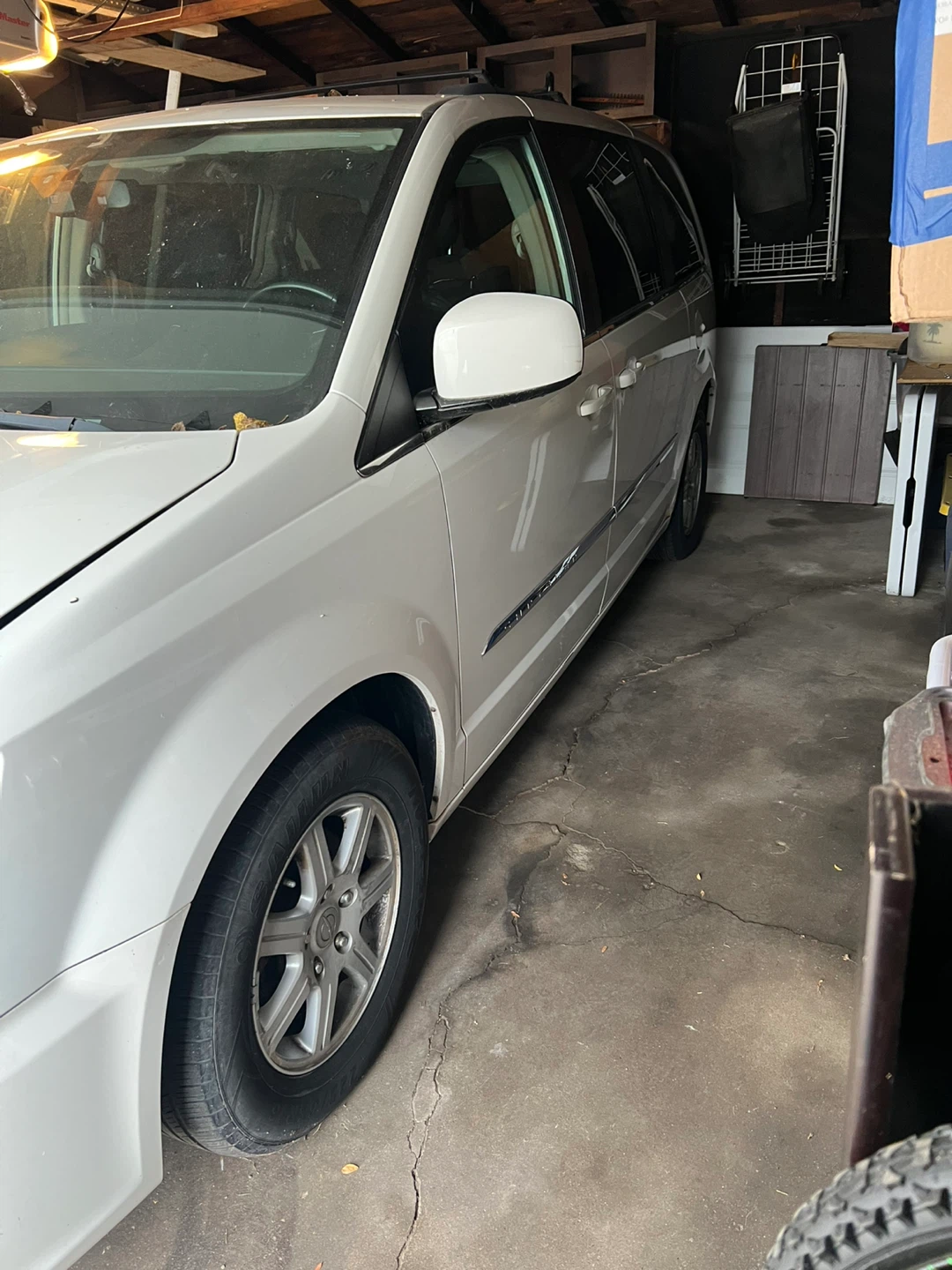 2010 Chrysler Town & Country Minivan - photo 2