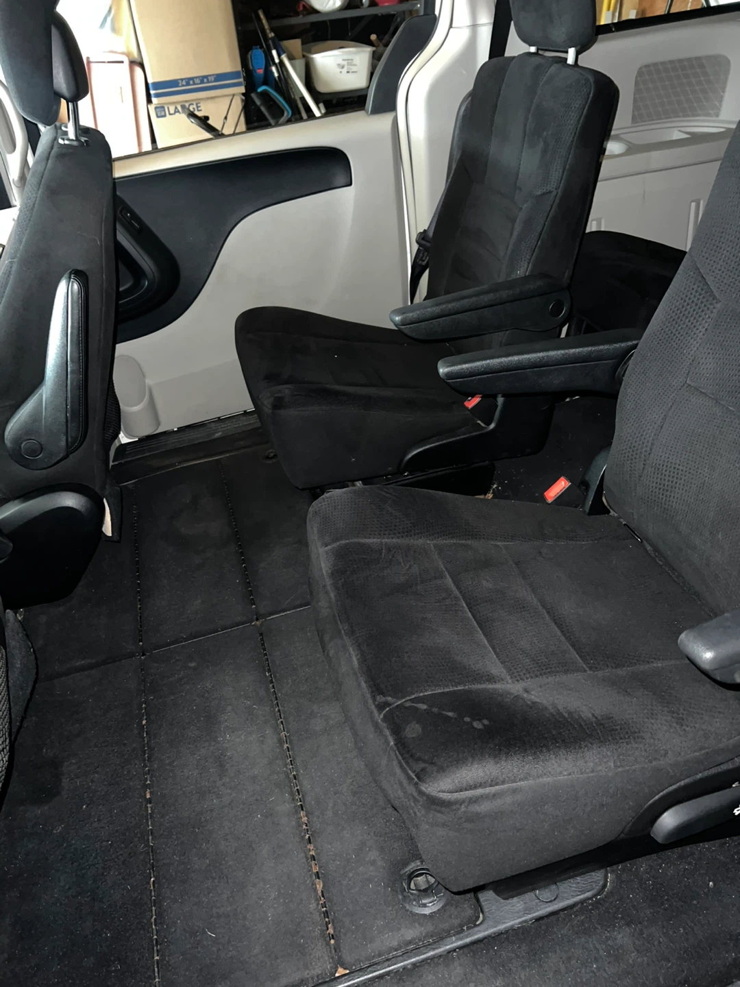 2010 Chrysler Town & Country Minivan - photo 4