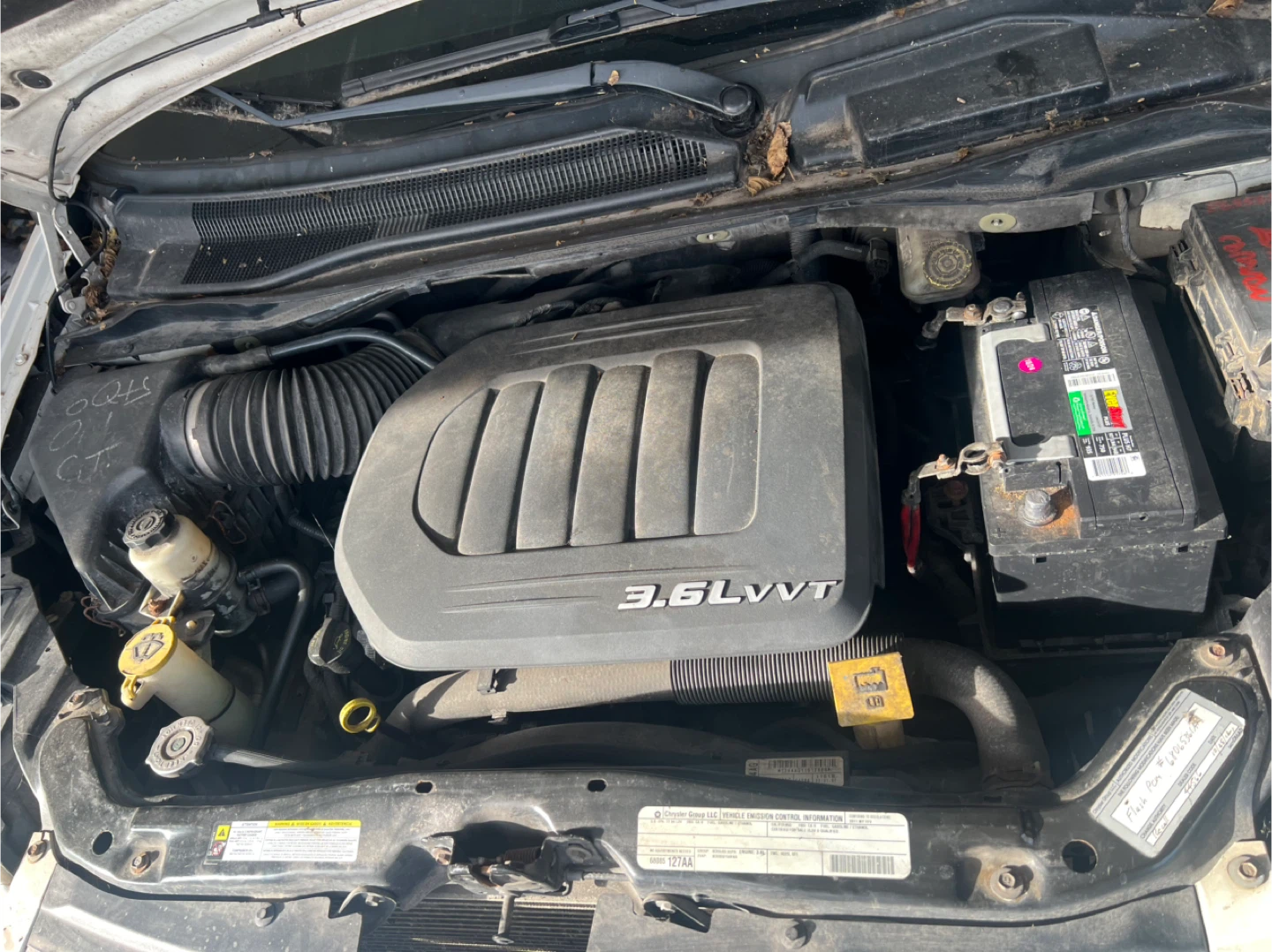 2010 Chrysler Town & Country Minivan - photo 3