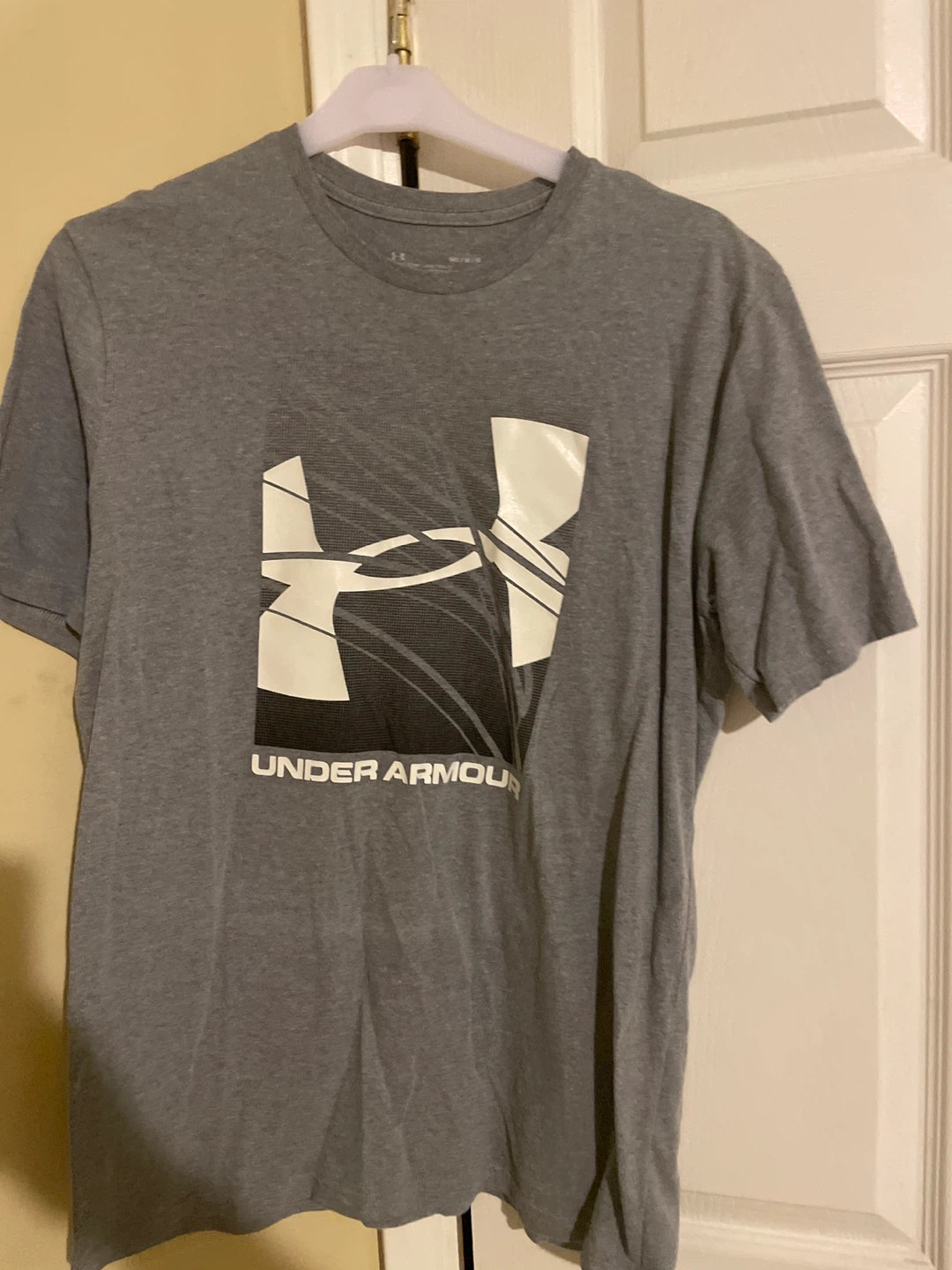 Under Armour HeatGear Gray T-Shirt - Size Medium