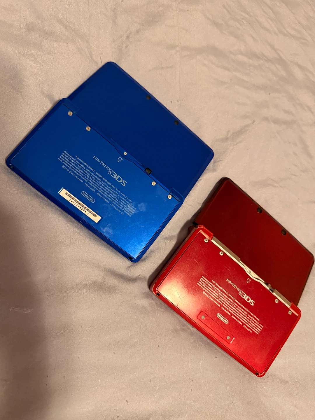 Nintendo 3DS Red & Blue Consoles - photo 3