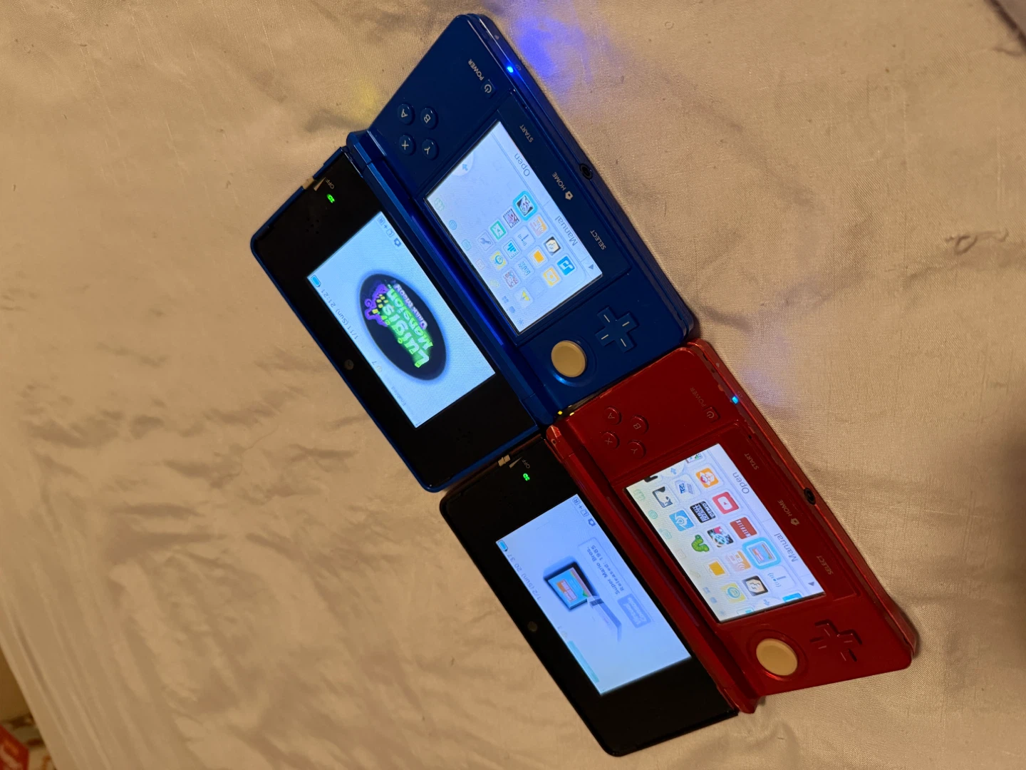 Nintendo 3DS Red & Blue Consoles - photo 5
