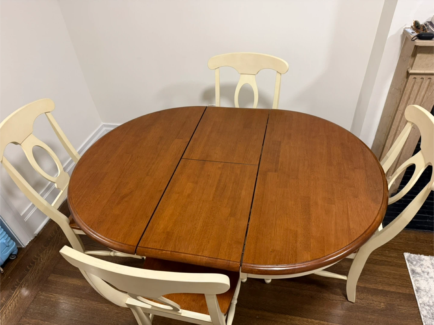 Dining Table with 4 Chairs (expansive)