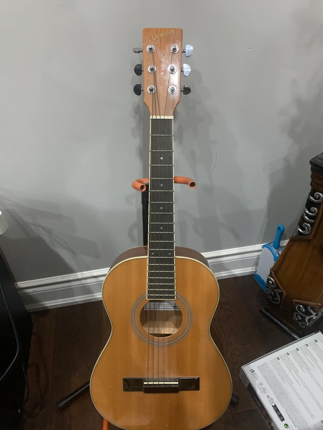 Denver Acoustic Guitar + stand