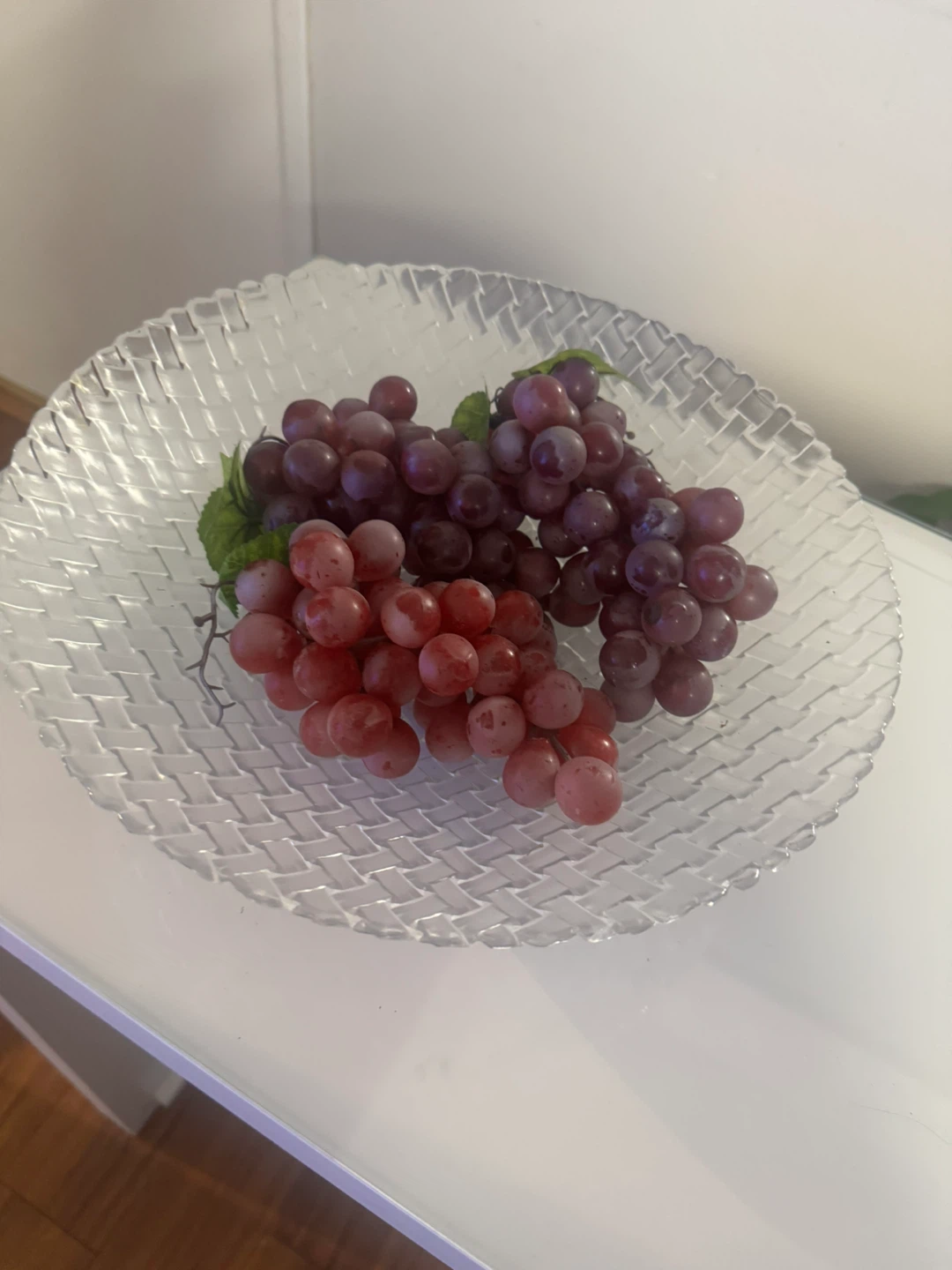 Decorative artificial grapes in glass bowl - photo 3
