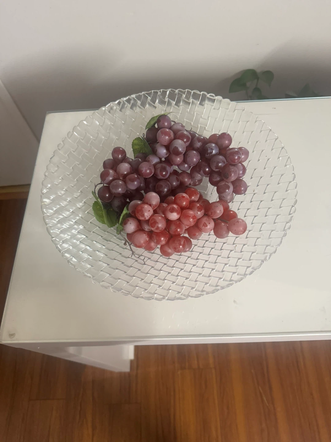 Decorative artificial grapes in glass bowl - photo 2