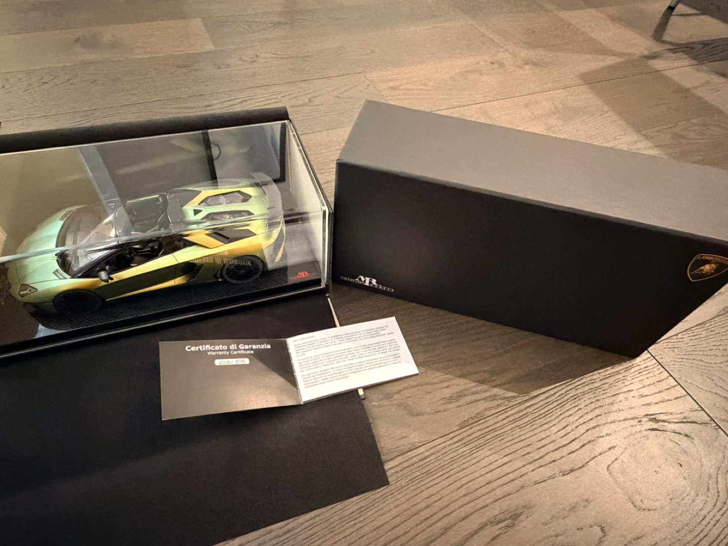 For Sale – Brand New Lamborghini Aventador SV Roadster 1:18 - photo 3