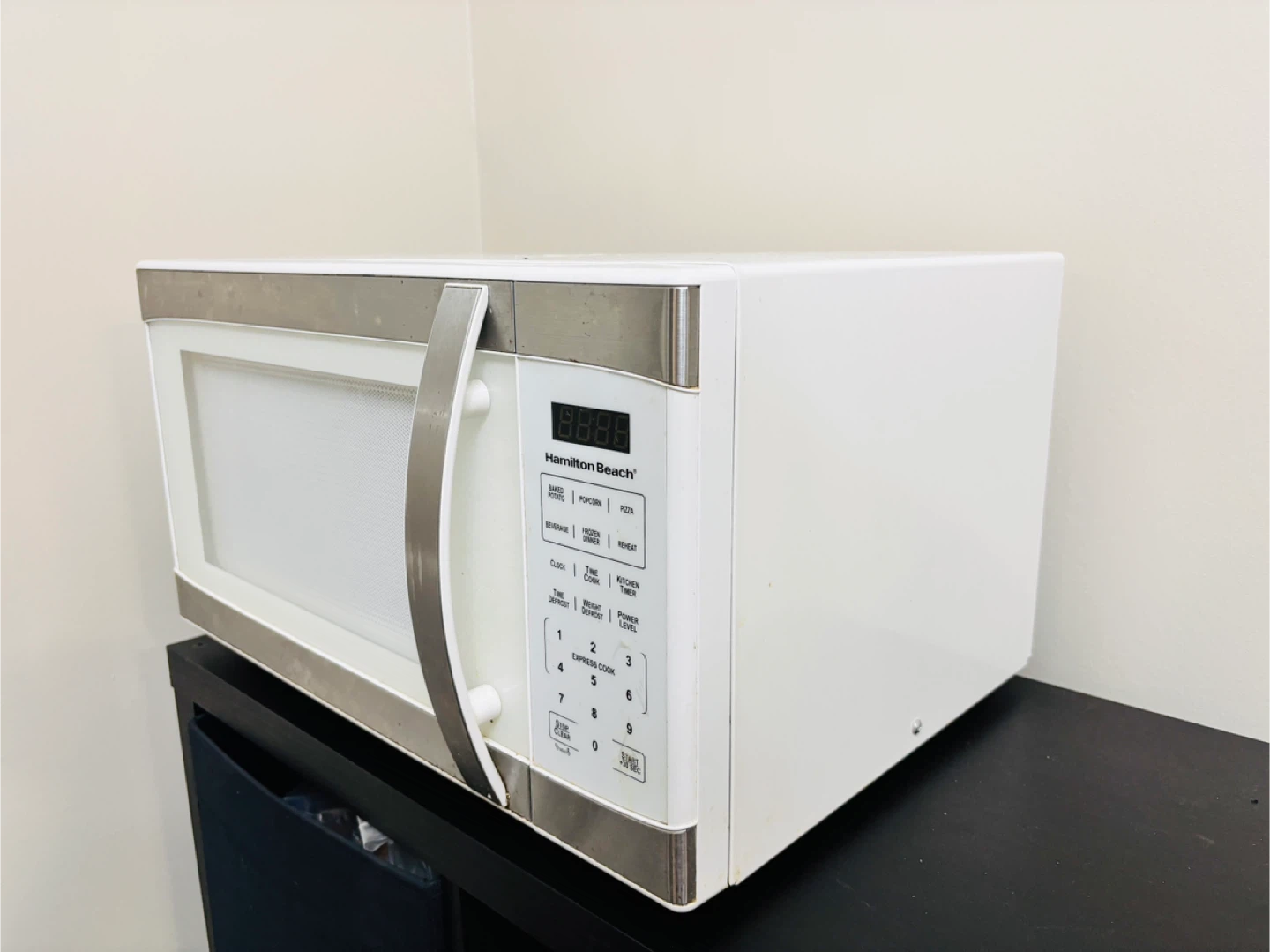 Hamilton Beach Microwave Oven - photo 2