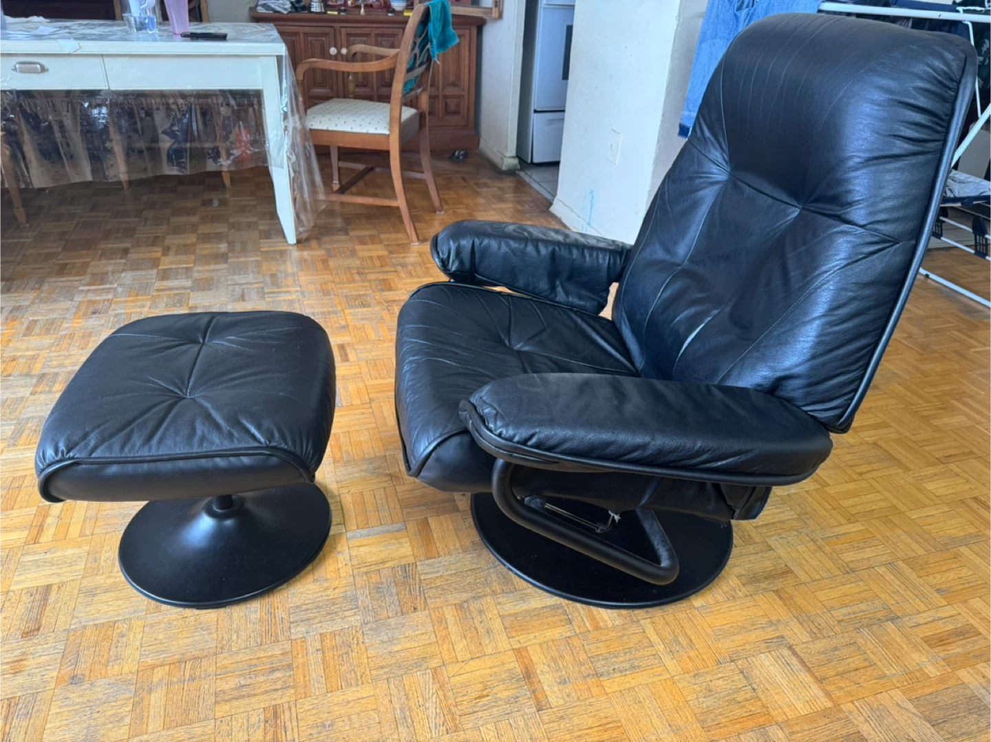 Black Leather Swivel Chair with Ottoman - photo 4