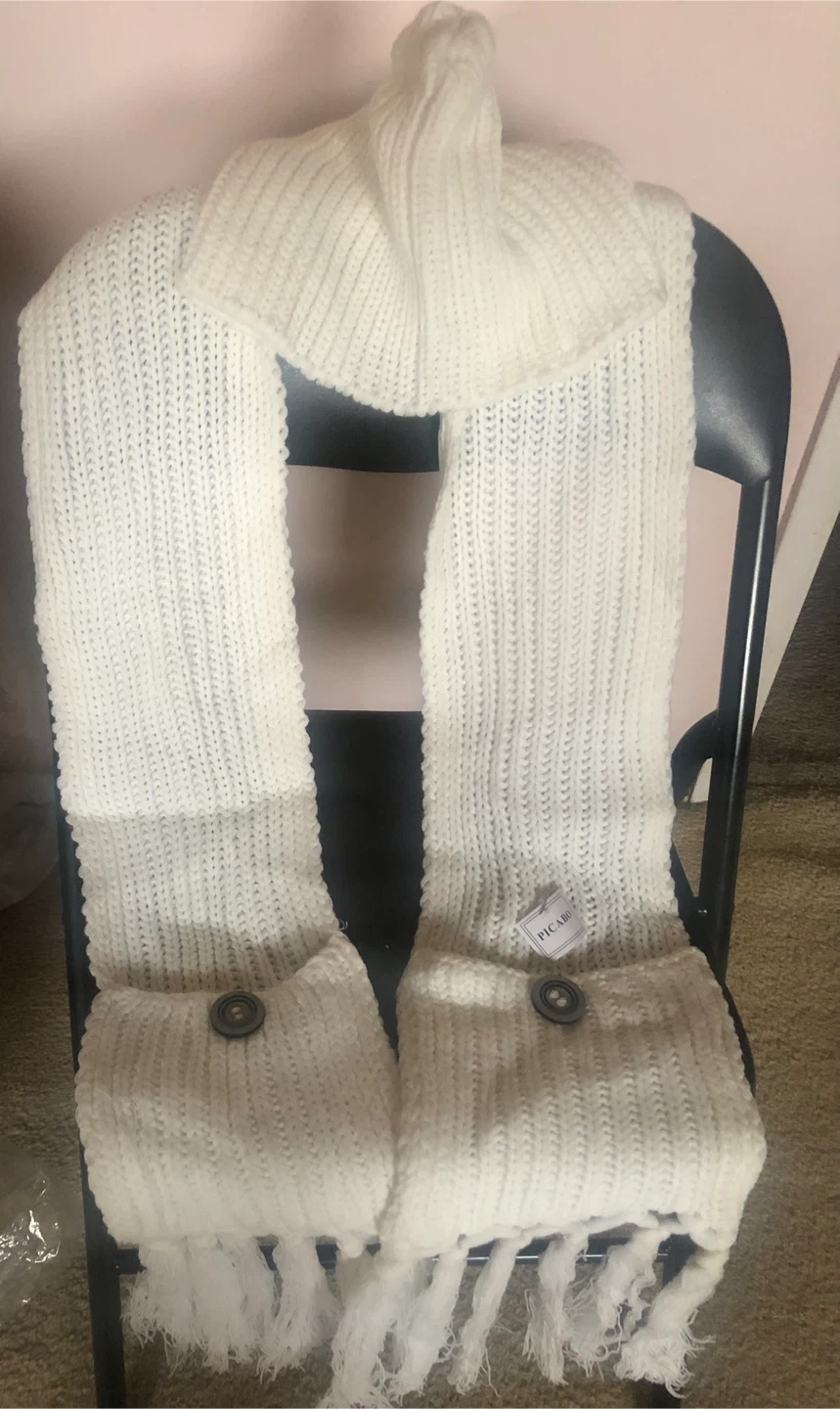 Picaro White Knit Scarf with Pockets