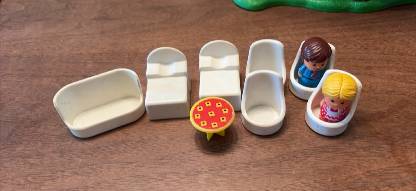 Vintage 1975 Fisher-Price Treehouse + Furniture - photo 5